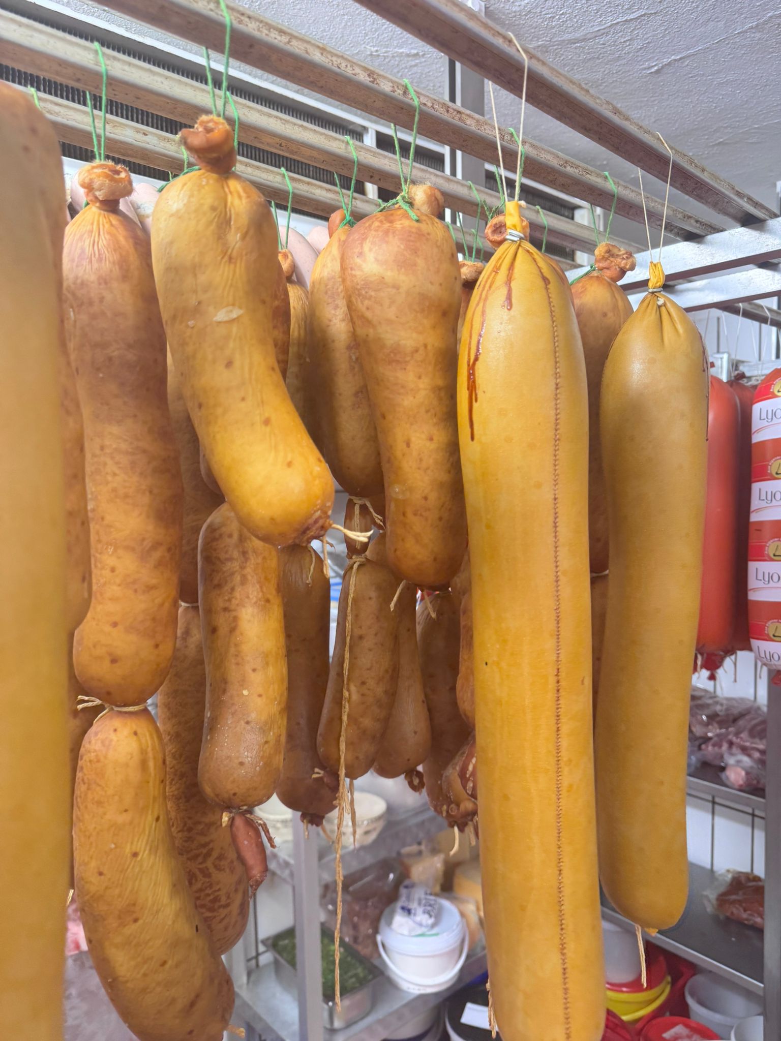Gerauecherte Leberwurst im Natur und Kunstdarm